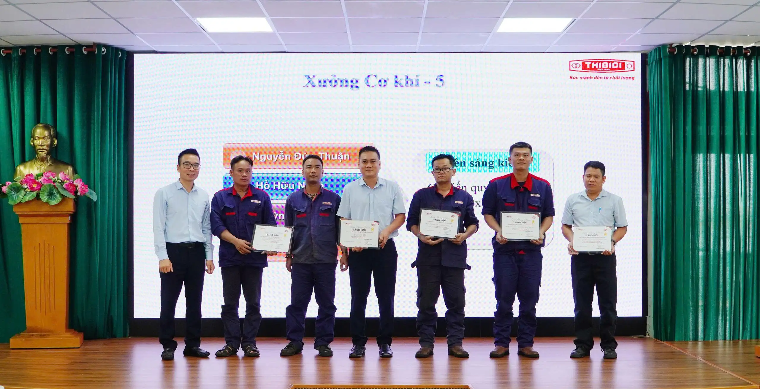 THIBIDI Trao Thưởng Sáng Kiến Dành Cho Cá Nhân Và Tập Thể Xuất Sắc năm 2025 z7045103490086 e8e5805e36fcfc464f930760c0c94902