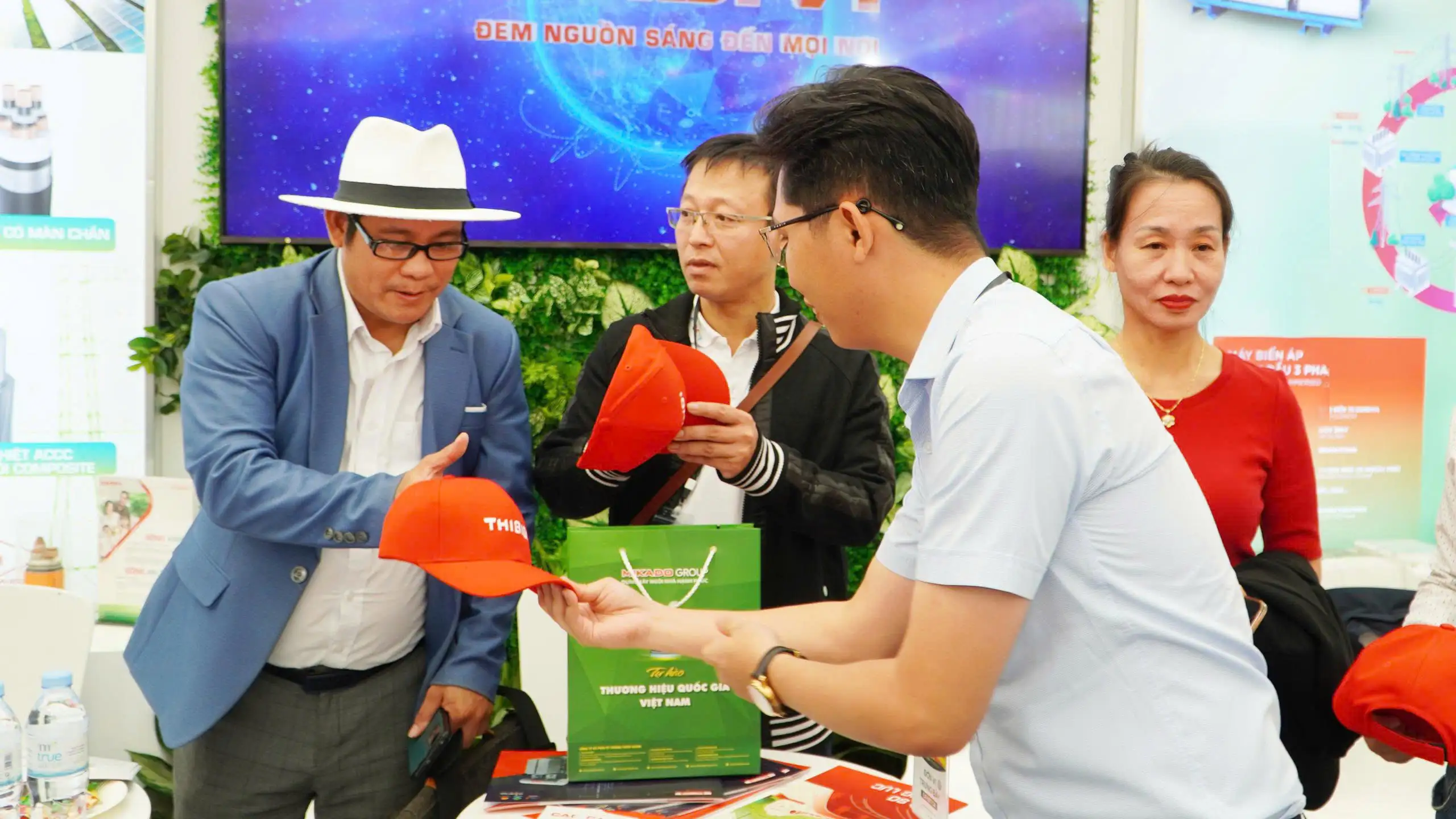 THIBIDI toả sáng ngày đầu tiên tại Hội chợ mùa Thu 2025 z7159433997552 e9403467e0f78ea03d587f04fc1b0b1c
