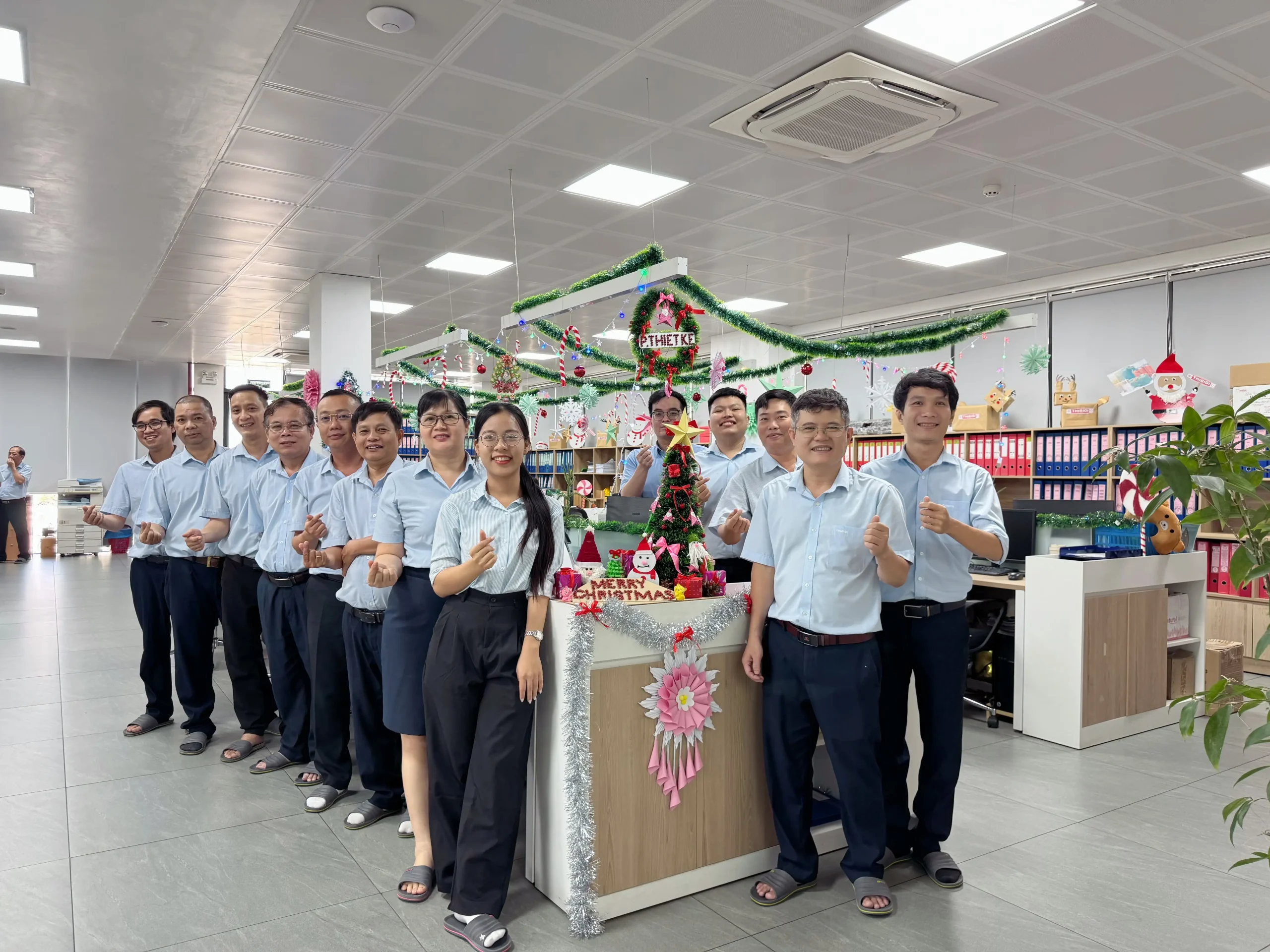 GIÁNG SINH THIBIDI 2025: KHI SỰ SÁNG TẠO HÒA QUYỆN CÙNG TINH THẦN 5S RỰC RỠ Giang sinh THIBIDI Workplace sang tao 2025 4 scaled