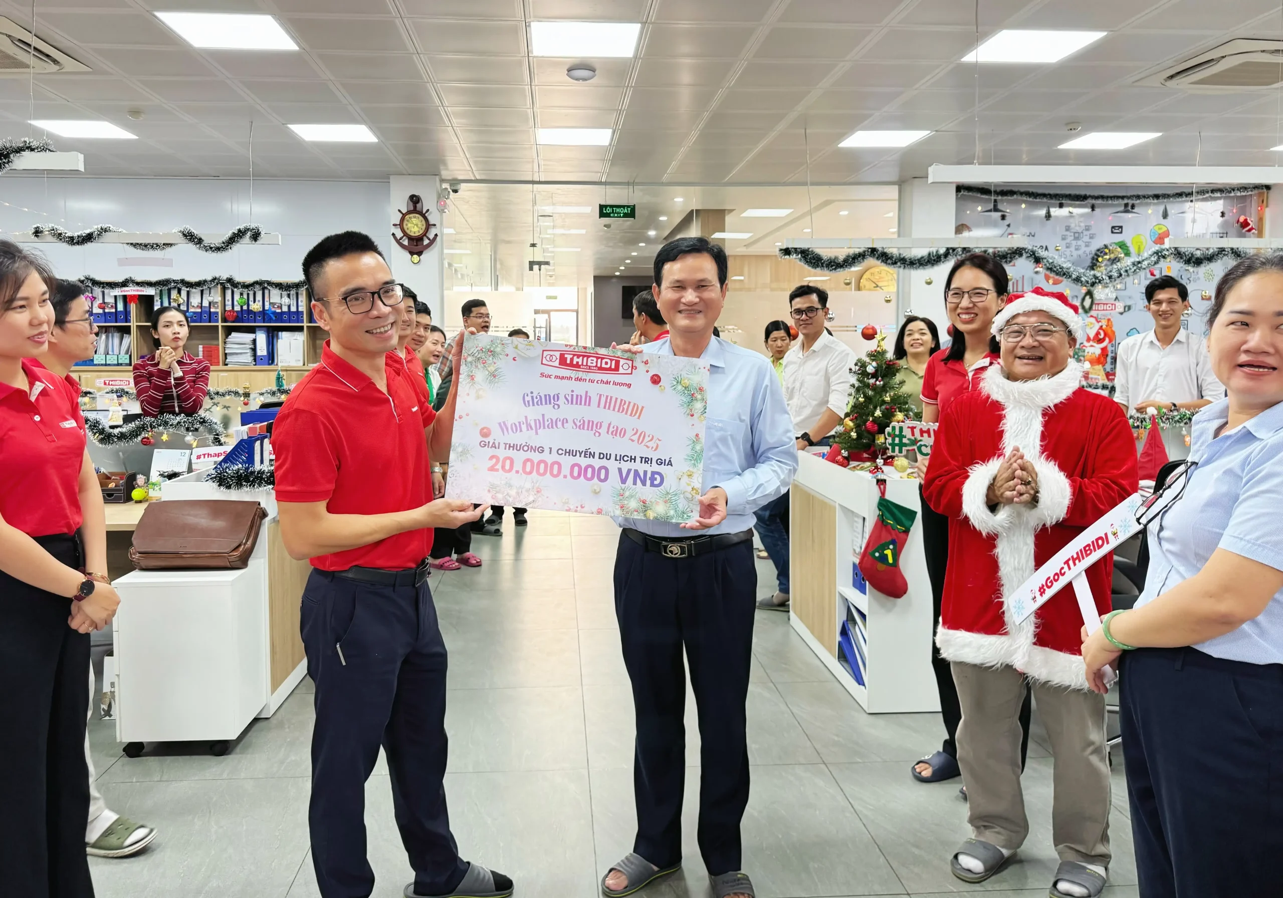 GIÁNG SINH THIBIDI 2025: KHI SỰ SÁNG TẠO HÒA QUYỆN CÙNG TINH THẦN 5S RỰC RỠ Anh Trần Văn Viên, Giám đốc Nhân sự THIBIDI đại diện liên minh P.TC-KT, P.DVKH và P.TC-HC nhận giải