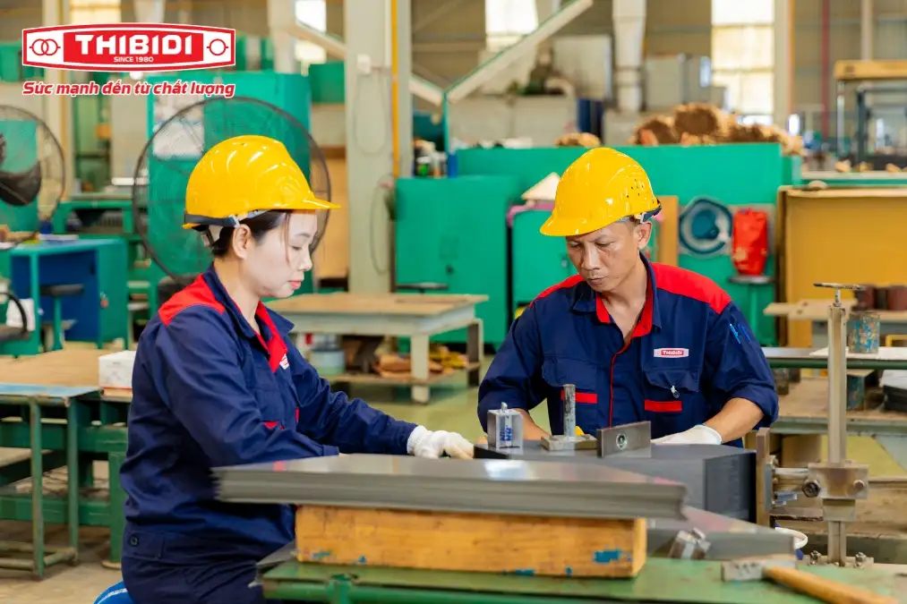 Một ngày làm việc tại nhà máy THIBIDI Một ngày làm việc tại nhà máy - lắp lõi tôn silic