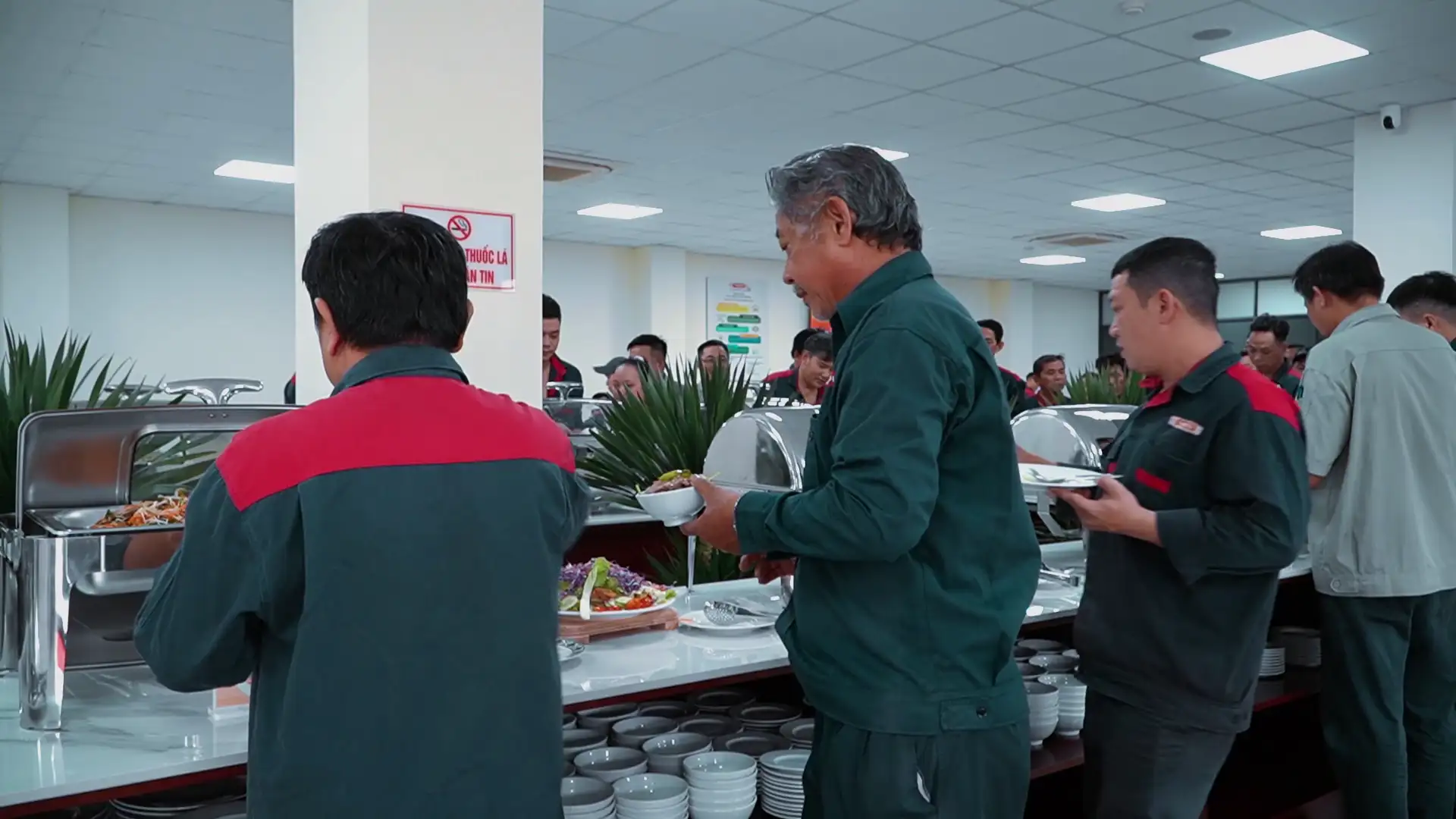 Một ngày làm việc tại nhà máy THIBIDI Với không gian sạch sẽ, tiện nghi chuẩn nhà hàng cùng thực đơn buffet phong phú, nhà ăn Thibidi mang đến những trải nghiệm ẩm thực chất lượng, chăm sóc tốt nhất cho sức khỏe và đời sống của toàn thể cán bộ, nhân viên